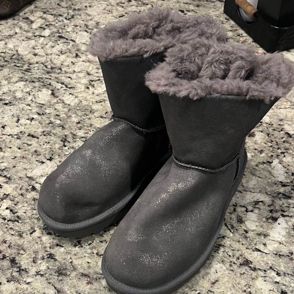 UGG plush mini bow size 8 gray brand new never been worn